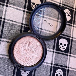 MAC Extra Dimension Skinfinish in 'Whisper of Gilt'